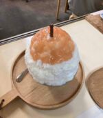 2022年最終日
9/18、19 営業ありがとうございました😊
台風の影響もありこちらとしても
いろいろと心配がありましたが、
なんとか無事終えることが出来ました。

今期は9/19の営業をもってかき氷提供は終了となります。

まさか今年ももコロナ禍での営業になるとは思っていませんでした😭
エアリザーブや当日予約など
いろいろとお客様にも御協力いただきながら大きなトラブルなどもなく営業を
終えることができたことスタッフ一同感謝しております。

来年こそは、お客様がわいわい楽しんでもらえる以前のマルモのスタイルで営業できること願うばかりです。

まだまだ営業日に限りがあり、
気軽にご来店いただけない店ですが、
どうぞ来年も楽しみにお待ちいただけると幸いです。

それでは、また来年もお待ちしております🙇‍♀️

マルモ食堂かき氷
店主